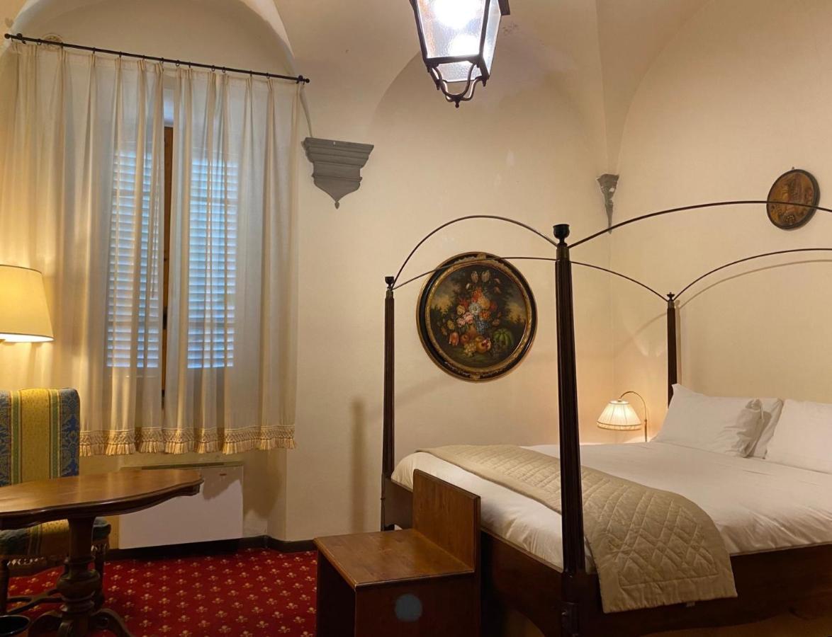 Quattro Gigli Hotel มนโตโปลิอินวัลดาร์โน ภายนอก รูปภาพ