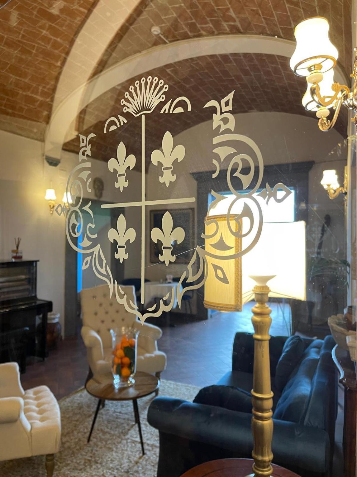 Quattro Gigli Hotel มนโตโปลิอินวัลดาร์โน ภายนอก รูปภาพ
