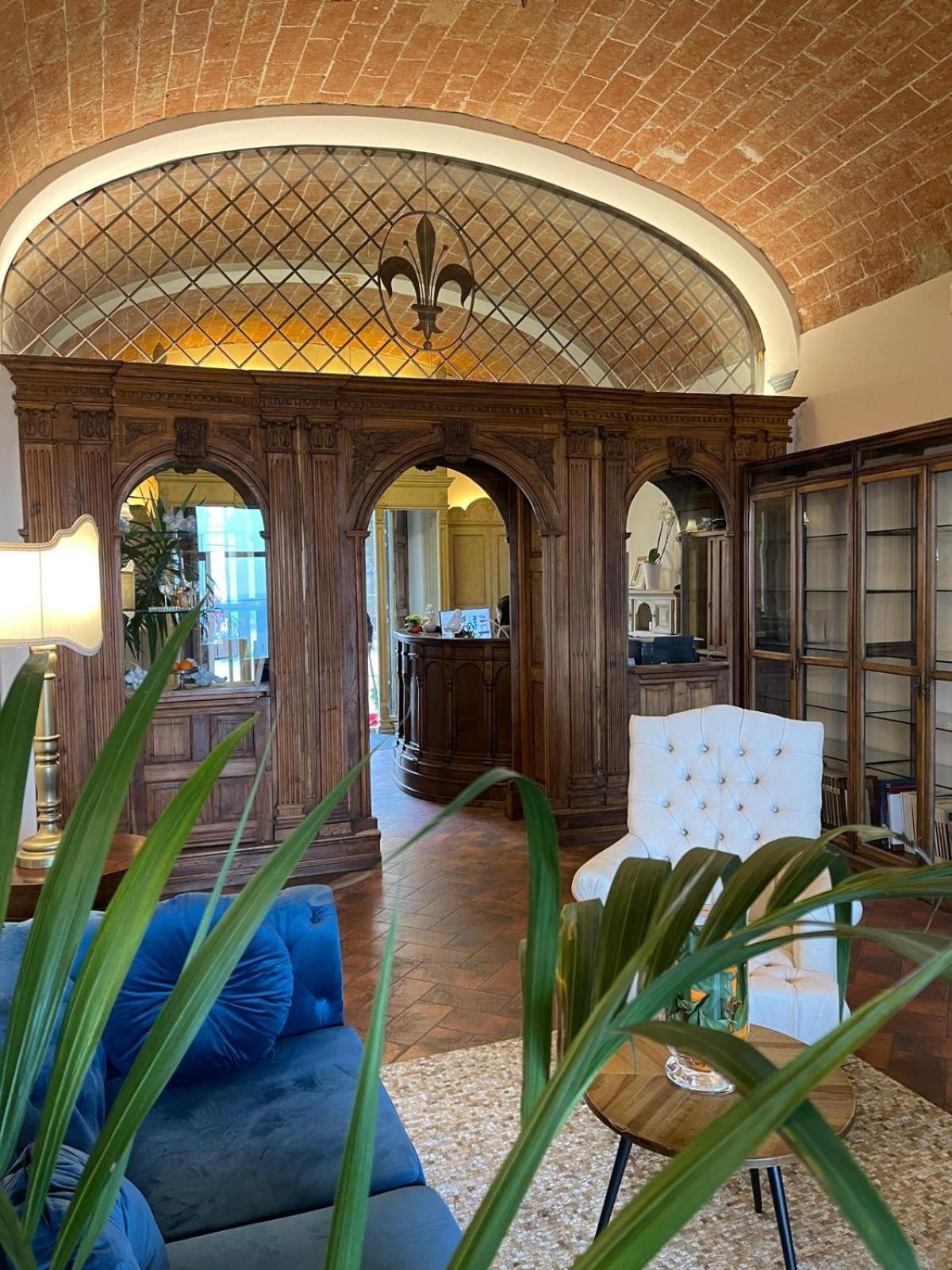 Quattro Gigli Hotel มนโตโปลิอินวัลดาร์โน ภายนอก รูปภาพ
