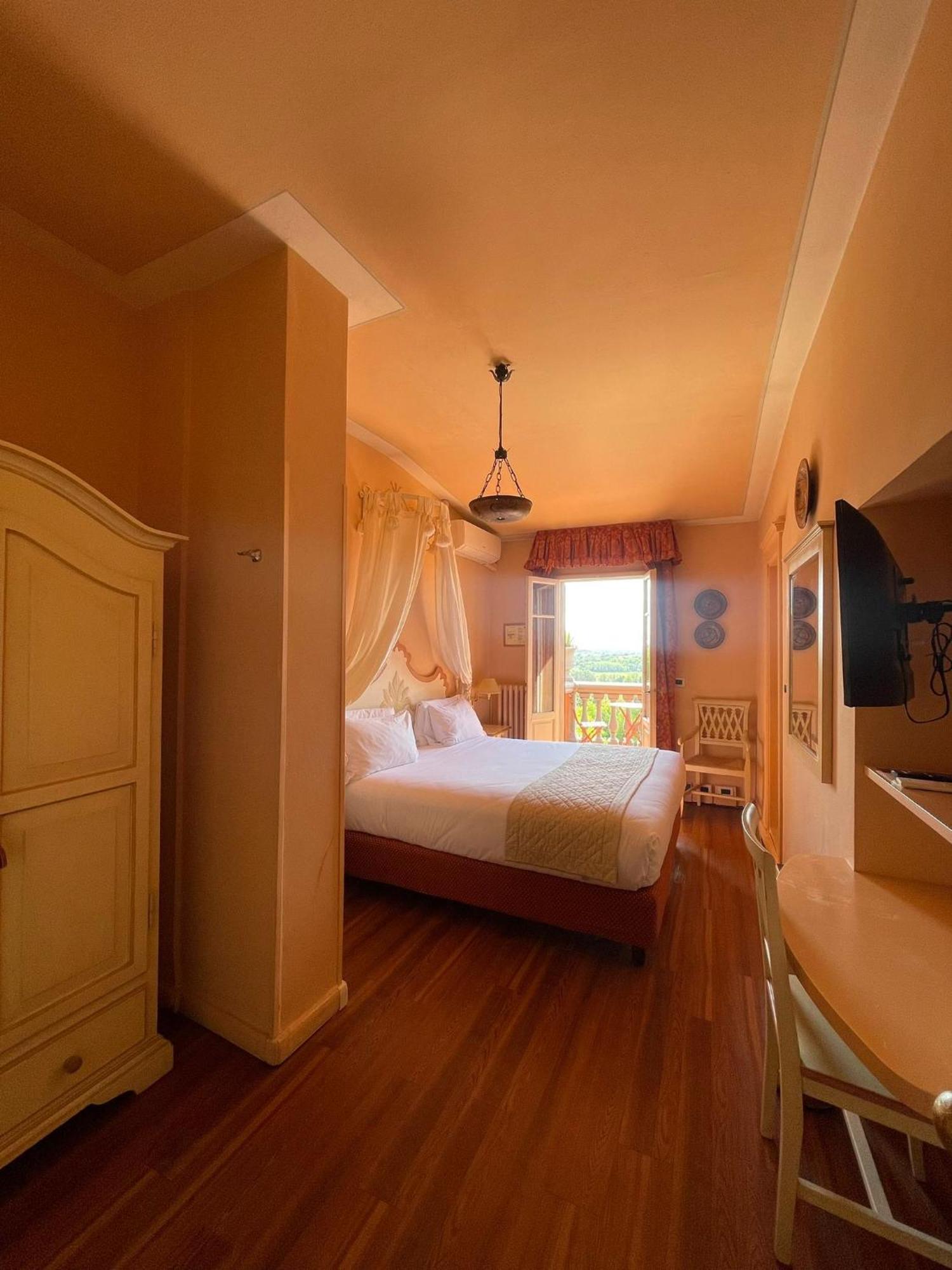Quattro Gigli Hotel มนโตโปลิอินวัลดาร์โน ภายนอก รูปภาพ