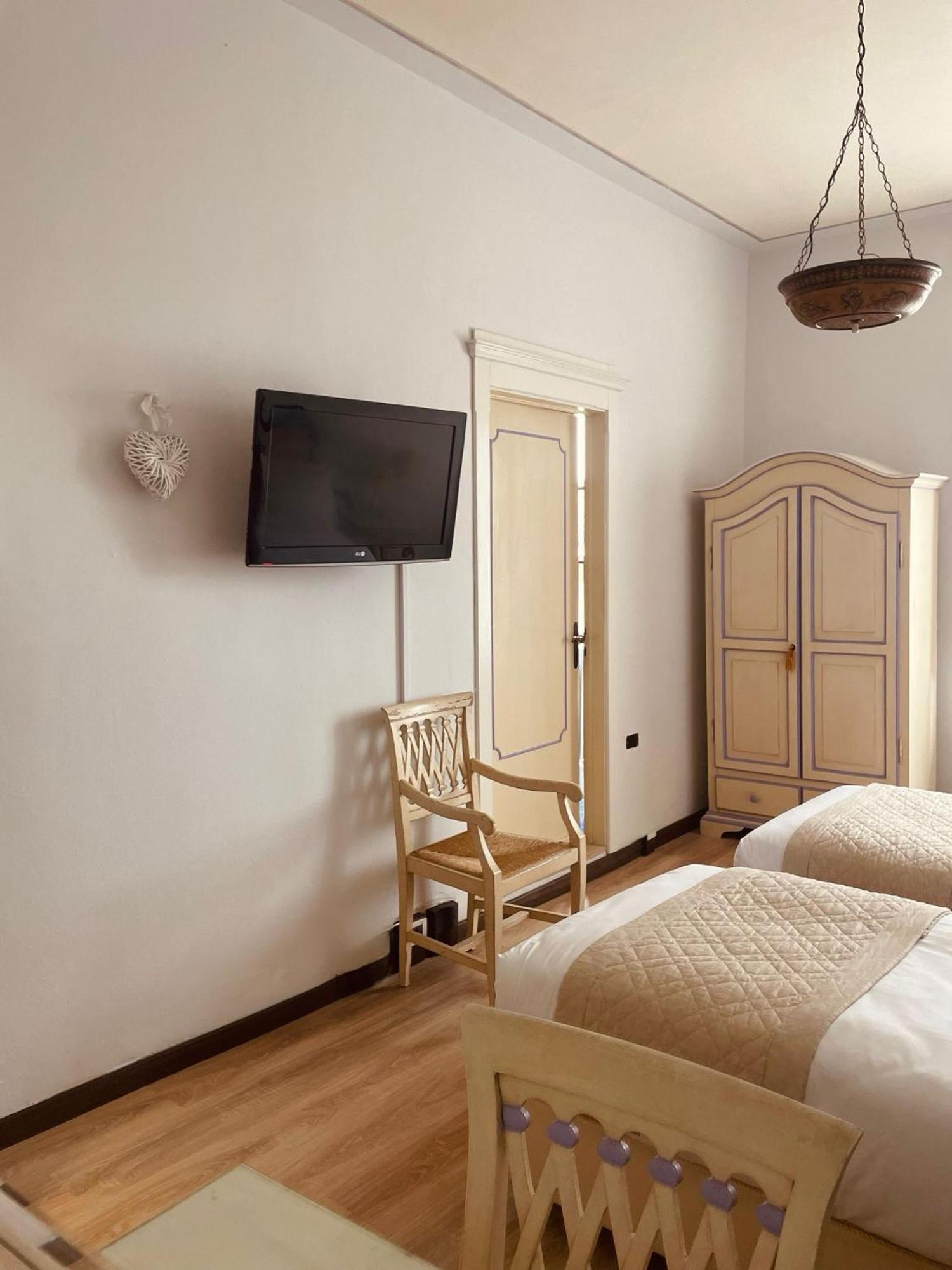 Quattro Gigli Hotel มนโตโปลิอินวัลดาร์โน ภายนอก รูปภาพ